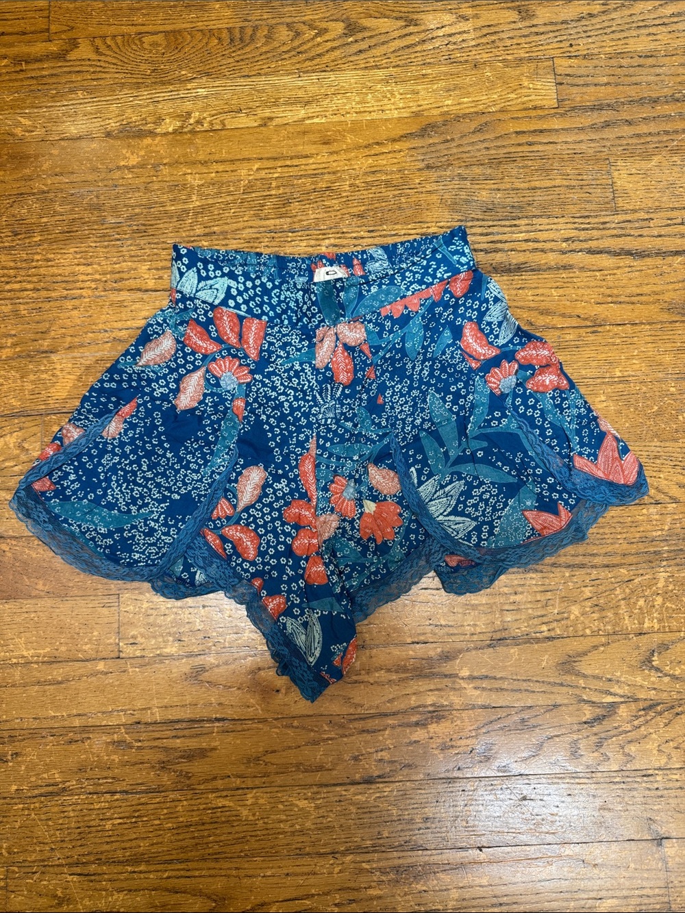 NWOT Pins & Needles Floral Lace-Trim Shorts. Size XS